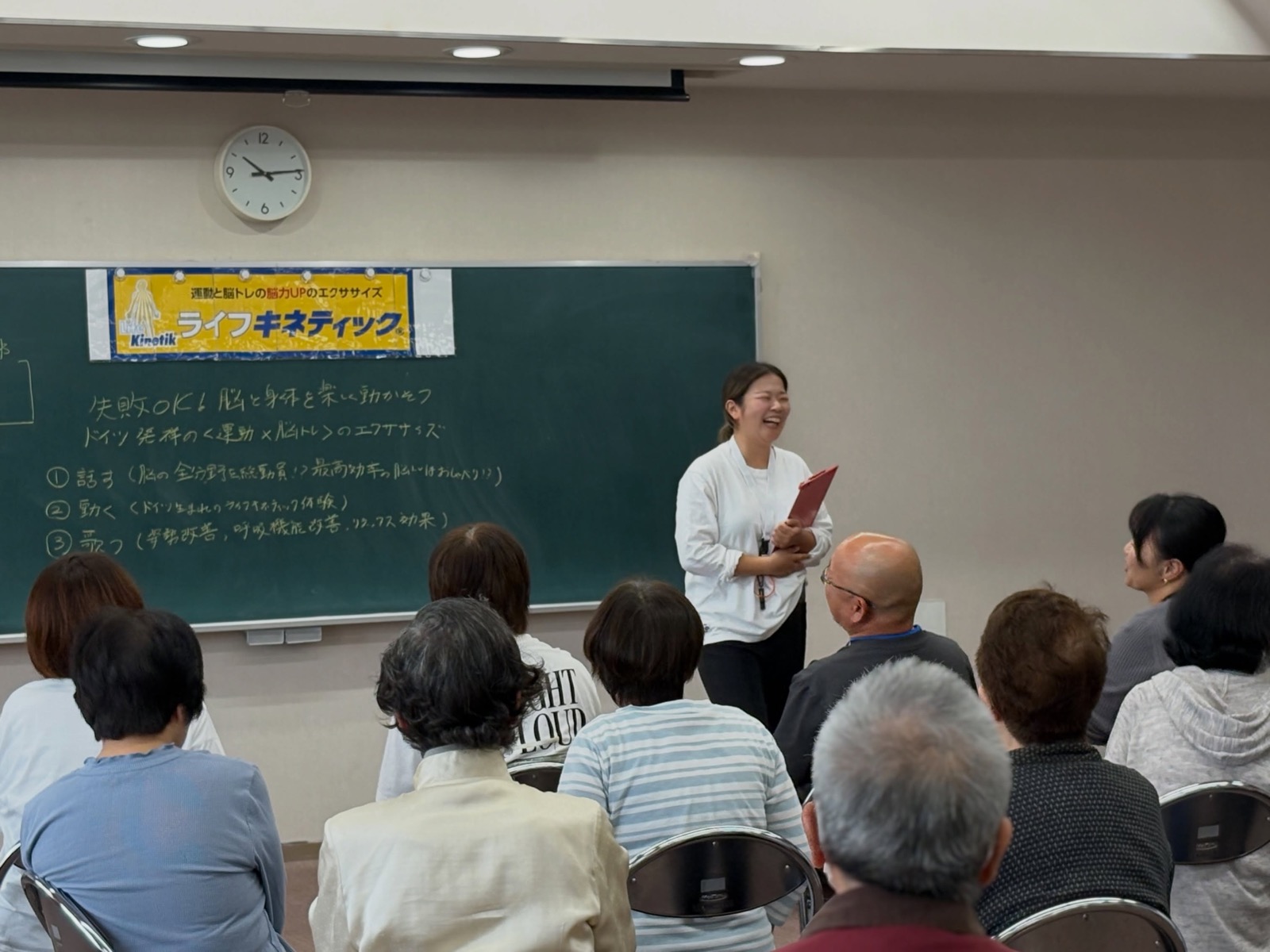 ライフキネティックの講座で、参加者に向けて笑顔で話す前田あゆみ
